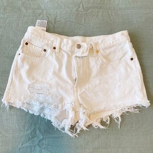 White semi-high waisted Levi 501’s